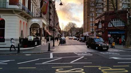 Un conductor enfurecido golpea sin querer a un peatón y luego lo atropella adrede (VIDEO)