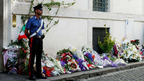 Ojos vendados y manos atadas: La Policía italiana investiga la conducta de sus oficiales por una foto viral