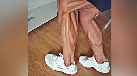 FOTOS: Un ciclista muestra sus músculos gemelos con las venas marcadas y asusta a la Red