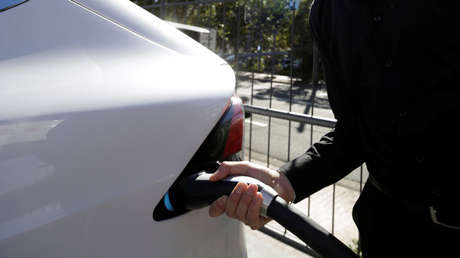 Aparca su Tesla frente a la casa de un desconocido para robarle electricidad durante 12 horas