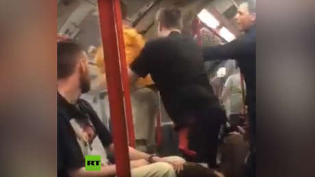VIDEO: Un hincha del Chelsea molesta a los pasajeros del metro con cánticos de apoyo a su equipo y lo expulsan del vagón