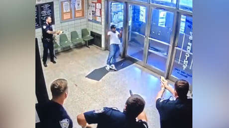 VIDEO: Un hombre armado con cuchillo entra en una comisaría y pide "que le disparen"