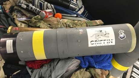 FOTOS: Agentes hallan un lanzamisiles en una maleta y se burlan en Twitter del viajero que dijo que lo llevaba como "recuerdo"