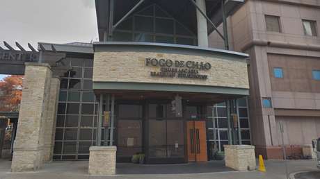 Un restaurante estadounidense expulsa a un policía armado y tiene que pedir disculpas después