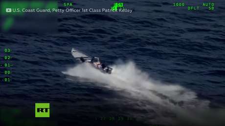 VIDEO: Narcotraficantes arrojan desde una lancha más de 30 millones de dólares en cocaína mientras huyen de los guardacostas