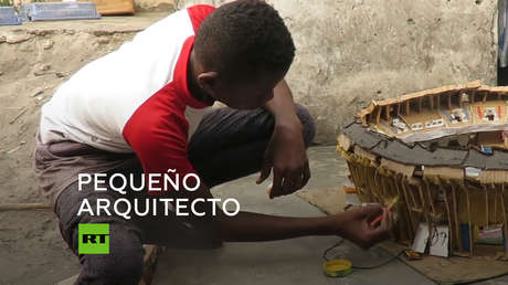 Un niño de 14 años construye maquetas de estadios de fútbol