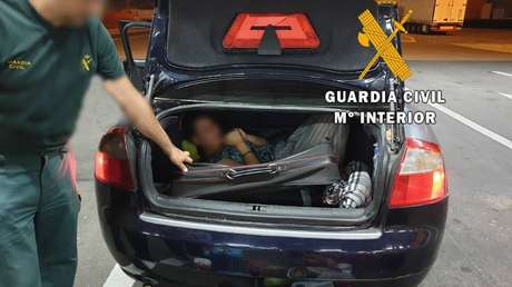 Guardia Civil española halla a una mujer deshidratada dentro de una maleta en un coche