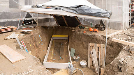 FOTOS: Recrean la tumba de una mujer celta que fue enterrada en el tronco de un árbol hace más de 2.200 años