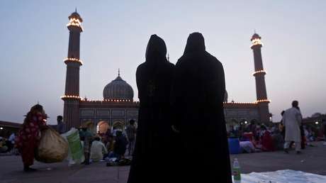 La India prohíbe la "práctica arcaica y medieval" del divorcio instantáneo musulmán a través del 'triple talaq'