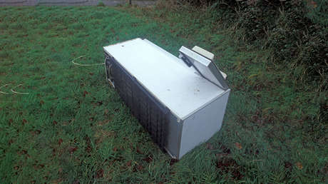 VIDEOS: Graba video viral arrojando una nevera a un barranco por diversión, pierde su empleo y podría enfrentar cuantiosa multa