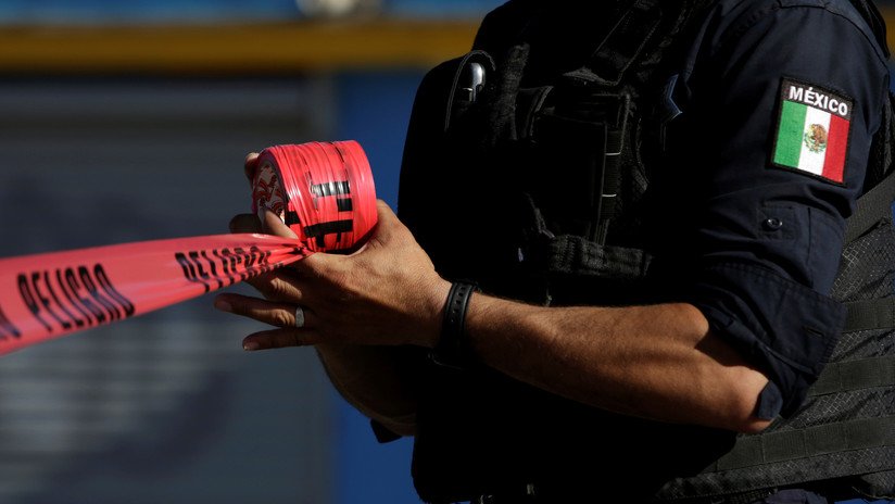 VIDEO: Un ladrón queda colgado de una cuerda, la gente pide que le peguen como a una piñata y un policía mexicano lo hace