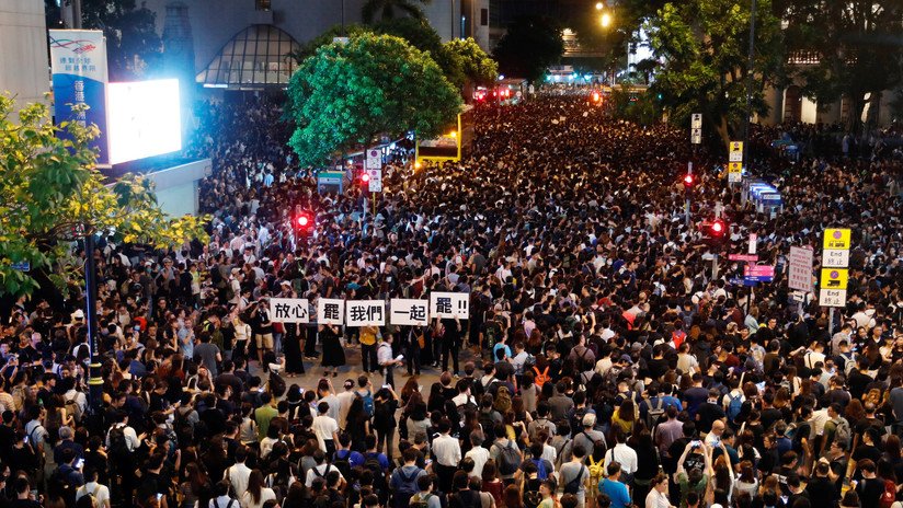 VIDEOS: Los manifestantes en Hong Kong utilizan rayos láser para evitar ser identificados por la tecnología de reconocimiento facial de la Policía