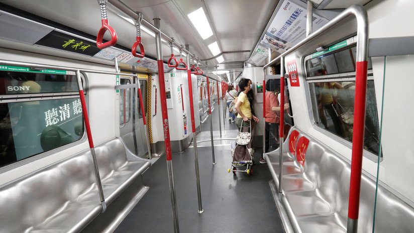 FOTOS, VIDEO: Cancelan más de 200 vuelos y suspenden la mayoría de las líneas del metro en Hong Kong por la huelga general y las manifestaciones