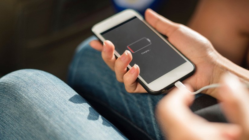 Una joven sufre quemaduras graves al sufrir una descarga eléctrica del cargador de su teléfono a través de su collar (FOTO)