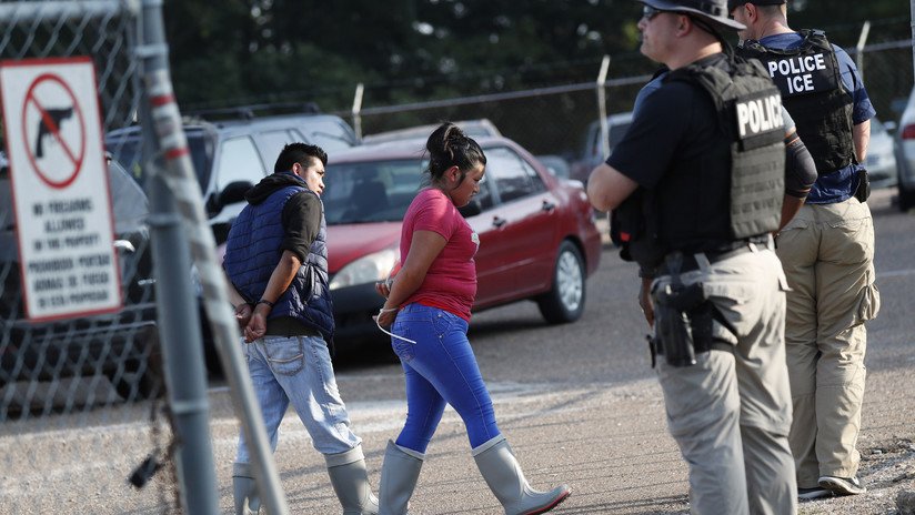 "Muestren corazón": Niña suplica entre lágrimas que liberen a su padre tras la redada en Misisipi (VIDEO)