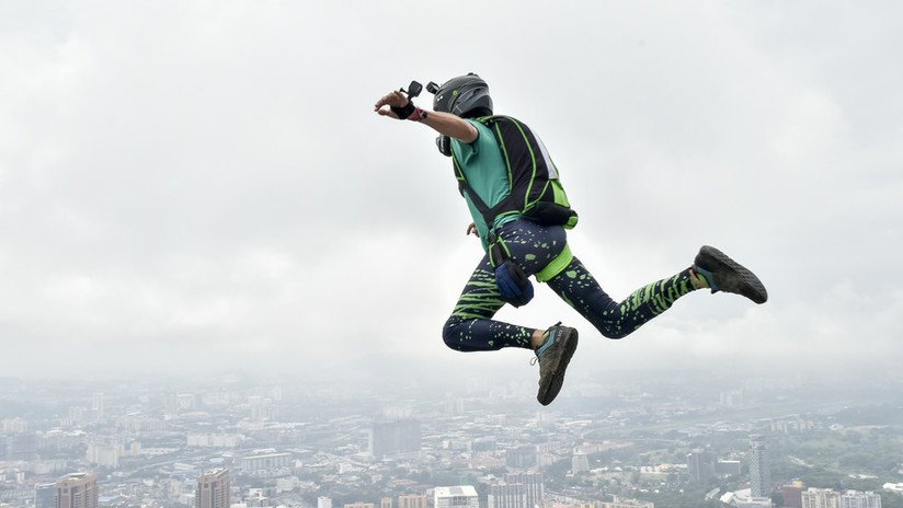 Fallece un 'youtuber' español al saltar en paracaídas desde una cementera sin permiso