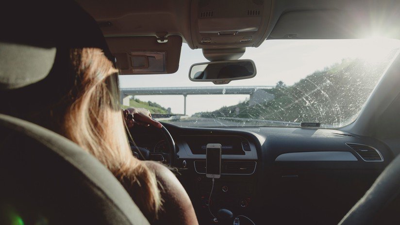 Un policía descubre a una pareja teniendo sexo en un auto, los extorsiona y viola a la chica