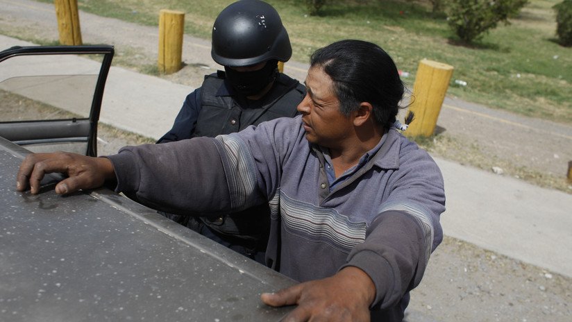 VIDEO: El Cártel de Sinaloa apalea a un joven por arrancar la decoración de un parador turístico