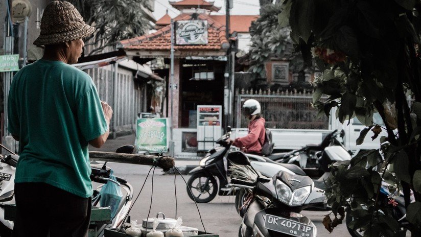 VIDEO: Turista australiano derriba con una patada voladora a un motociclista en Bali
