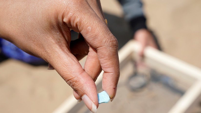 Crean unos nanotubos capaces de 'comerse' los microplásticos de los océanos