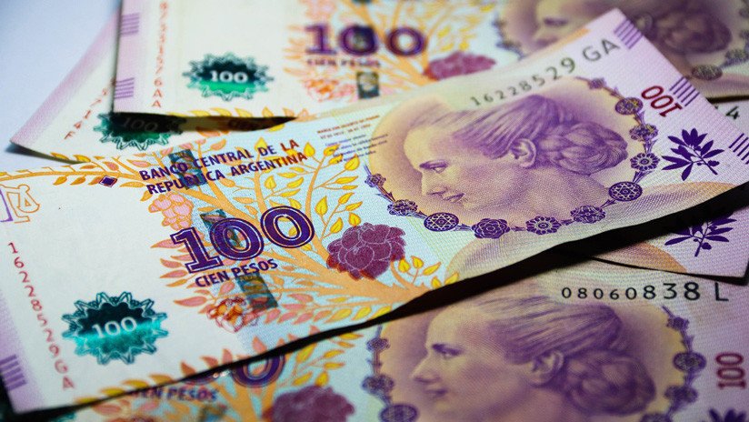 El peso argentino cae 10% después de las primarias presidenciales