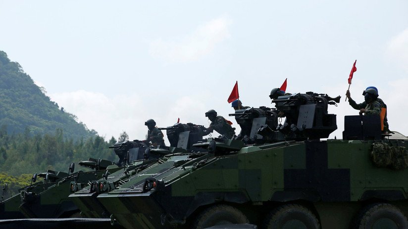 VIDEOS: Un convoy militar de China se aglomera en una ciudad fronteriza con Hong Kong