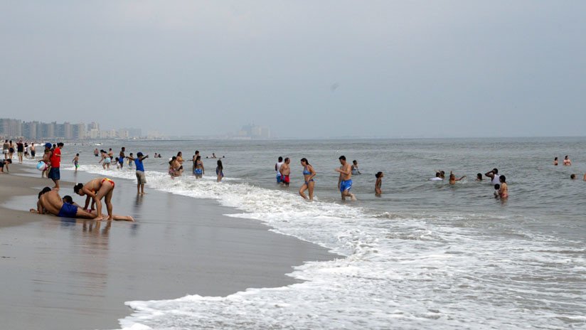 "¡Vuelve de donde hayas venido!": una pareja sufre un ataque racista en una playa de Nueva York por hablar en español (VIDEO)
