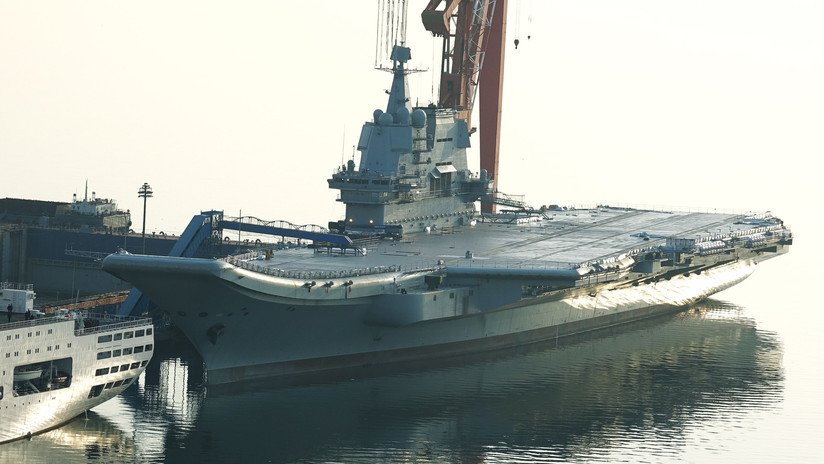 El primer portaviones fabricado por China llevará 50 % más cazas J-15 que su predecesor