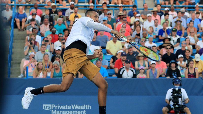 VIDEO: El tenista Kyrgios insulta al árbitro y destroza con furia sus raquetas