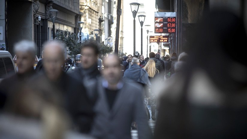 Telegramas de despido y precariedad: los estragos de la crisis económica en el mercado laboral argentino