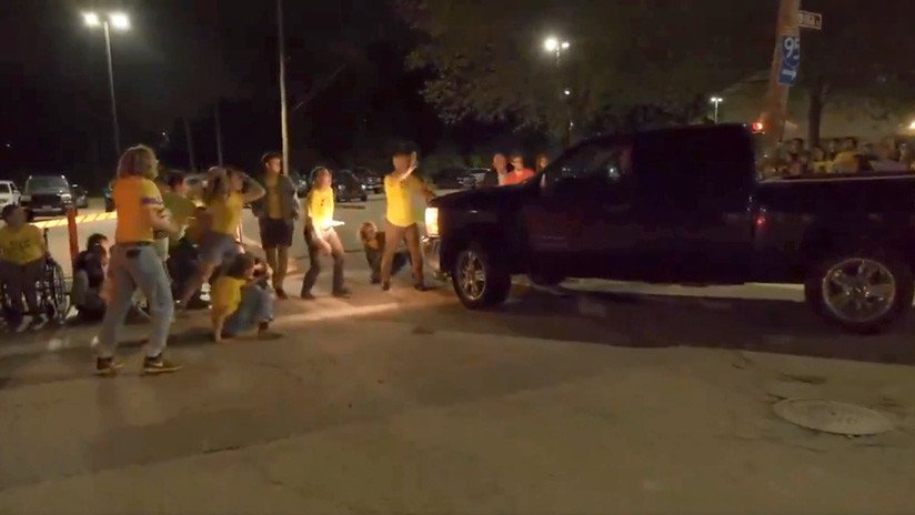 VIDEO: Un camión embiste a una multitud de manifestantes ante un centro de inmigración de EE.UU.