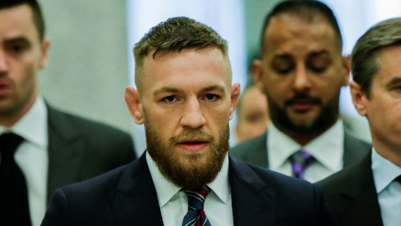 VIDEO: Brutal puñetazo de Conor McGregor a un hombre por rechazar su invitación a tomar una copa de whisky