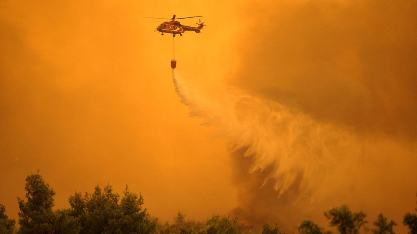 Un voraz incendio arrasa una isla de Grecia declarada reserva natural