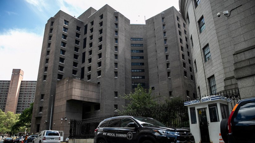 Jeffrey Epstein pasó varias horas encerrado con una joven en la sala para abogados de la prisión