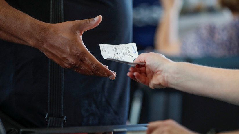 "¡Eres feo!": una trabajadora de aeropuerto es despedida por entregar una nota con un mensaje ofensivo a un pasajero (VIDEO)