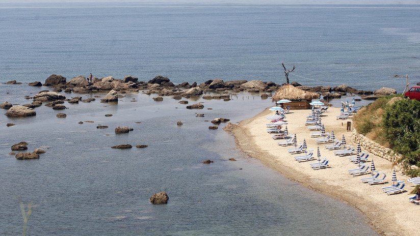 VIDEO: Españoles se quejan de la comida en un restaurante albanés y el dueño se cuelga de su coche en marcha