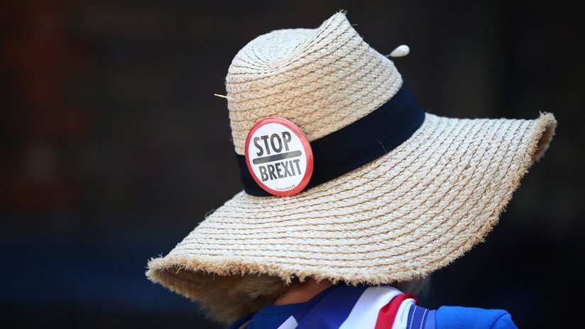 "Está basado en mentiras": Una abuela de 71 años se convierte en grafitera antibrexit