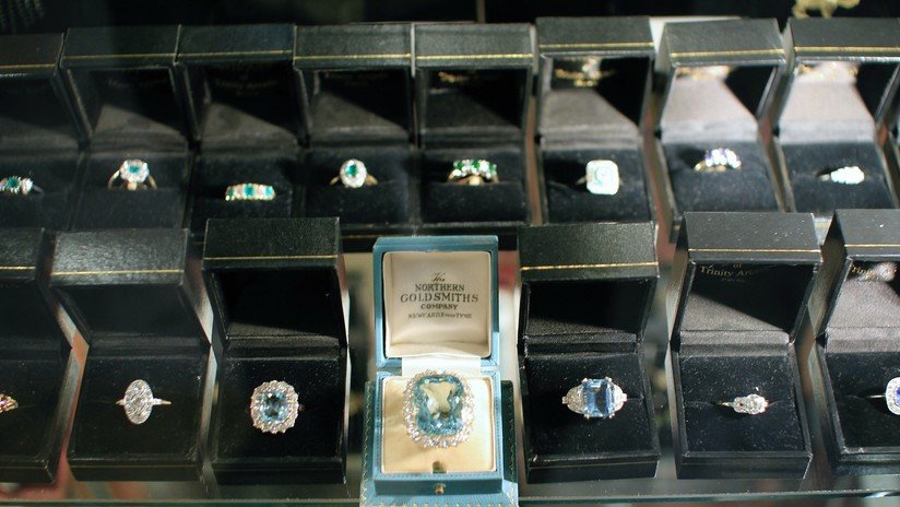 VIDEO: El dueño de una joyería en EE.UU. planta cara y expulsa a los delincuentes que intentan robarle