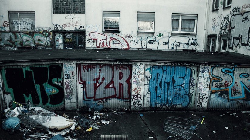 VIDEO: Ataca a un hombre con una espada para quedarse con una carretilla de la basura en EE.UU.