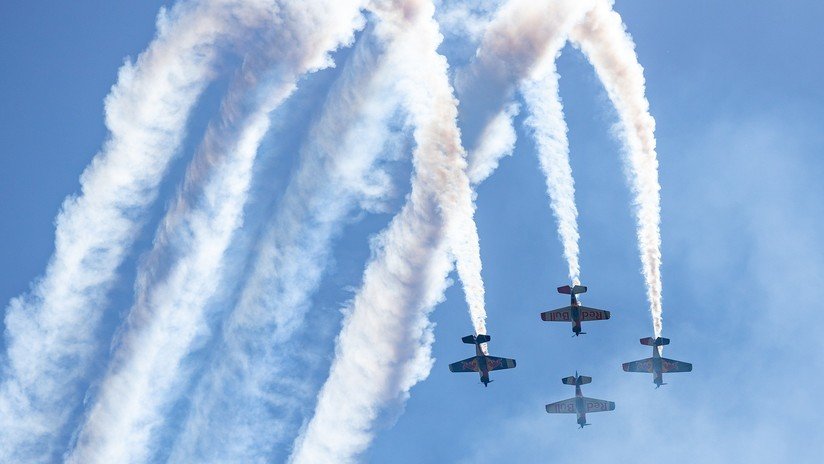 VIDEO: Pilotos rusos ensayan una novedosa acrobacia aérea con forma de 'hélice'
