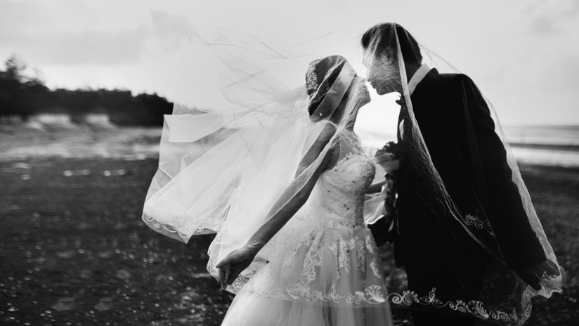 Una pareja muere en un accidente cinco minutos después de su boda