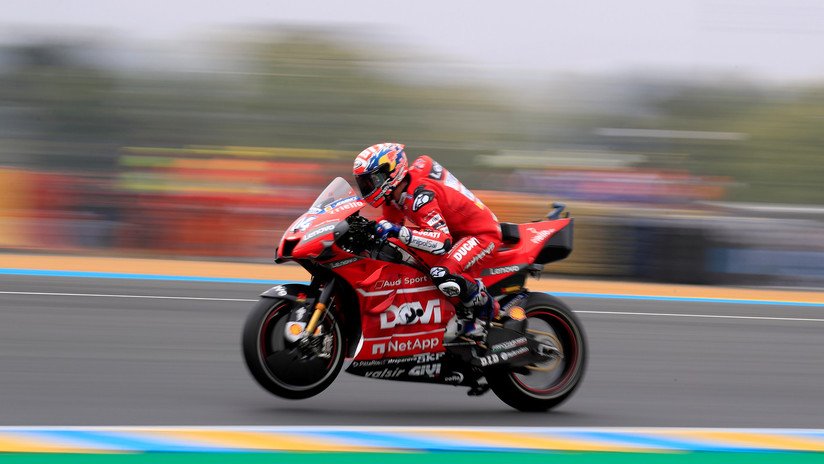 VIDEO: Un piloto sale volando mientras su moto arde tras un duro choque en el Gran Premio de Gran Bretaña