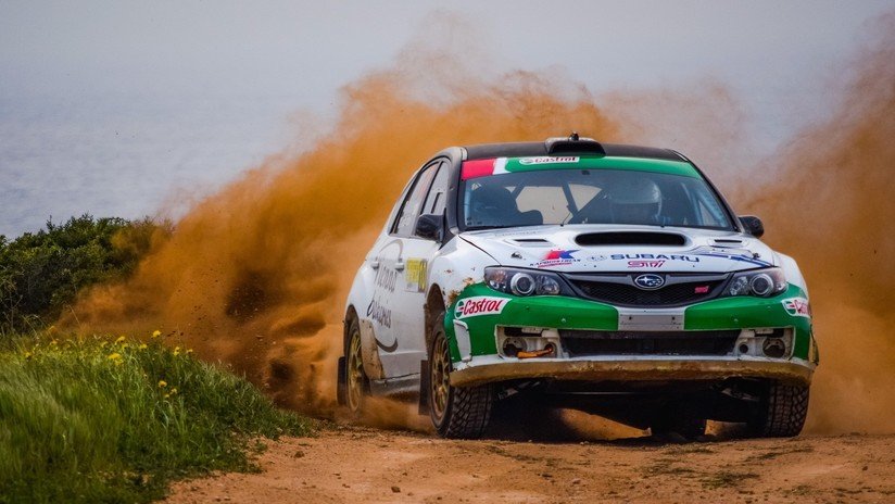 VIDEO: Piloto de 'rally' esquiva milagrosamente a un espectador que cayó en la calle
