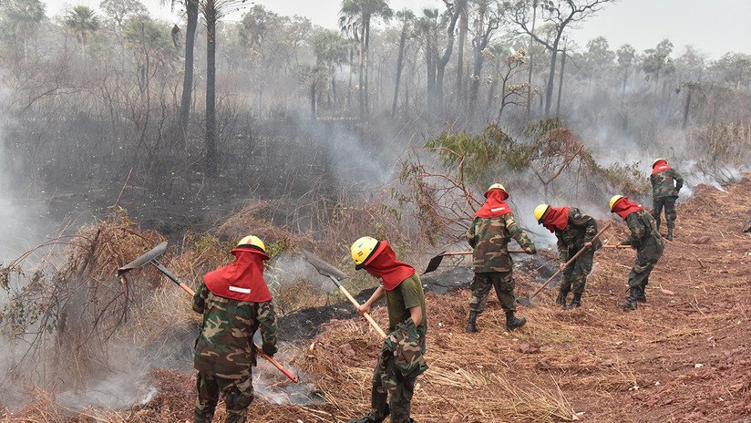A 40 grados centígrados: la lucha de los bomberos contra los incendios en Bolivia en las zonas a las que solo se accede por aire