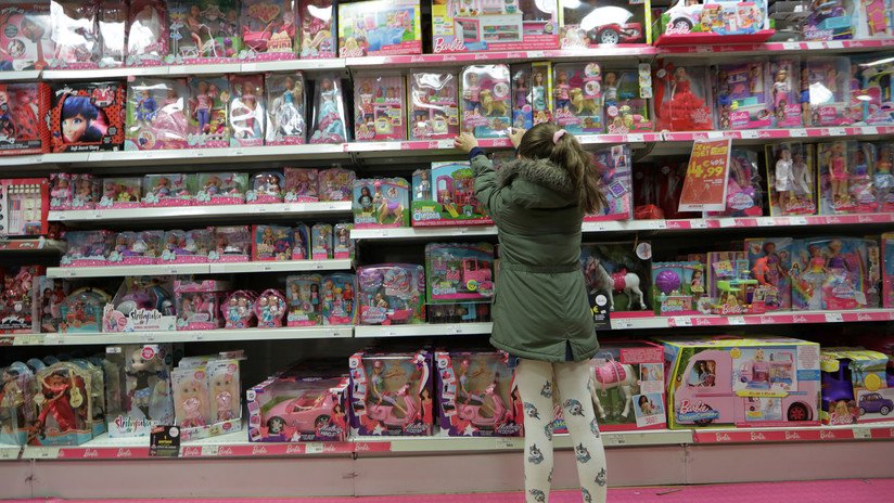 VIDEO: Cámaras captan cómo un vigilante lleva a una niña perdida de 3 años a una escalera de incendios para asaltarla sexualmente