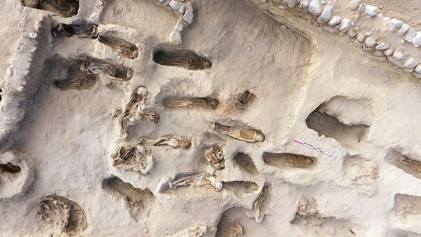 FOTOS: Hallan en Perú los restos de 227 niños que fueron sacrificados mirando hacia el mar para "apaciguar" la ira de la naturaleza