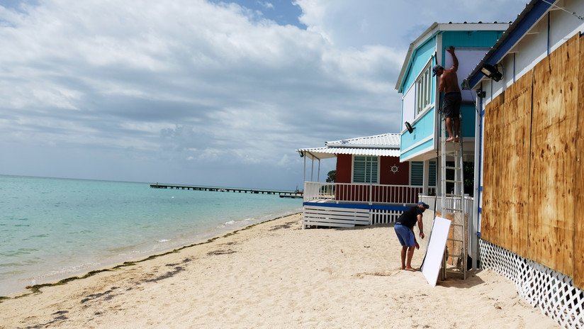 Trump llama a Puerto Rico "uno de los lugares más corruptos del mundo" mientras la isla se prepara para la llegada de la tormenta tropical Dorian