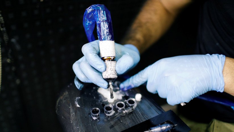 Descubren que las nanopartículas metálicas de agujas para tatuar llegan a los ganglios linfáticos y causan alergia