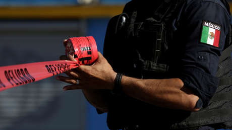 VIDEO: Un ladrón queda colgado de una cuerda, la gente pide que le peguen como a una piñata y un policía mexicano lo hace