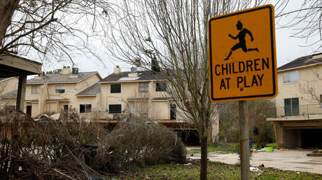 VIDEO: Una cama elástica vuela por los aires y se estrella contra una vivienda por una violenta tormenta en EE.UU.